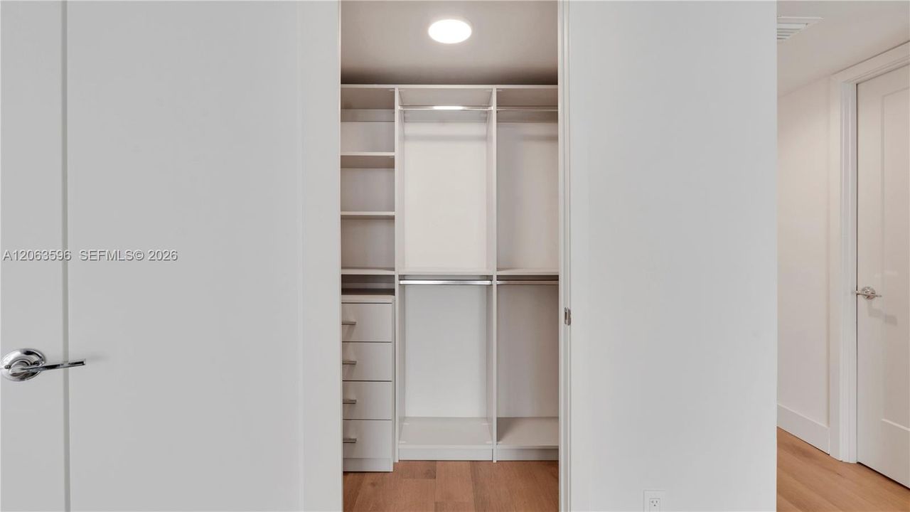 В аренду: $4,020 (1 спален, 1 ванн, 1036 Квадратных фут)