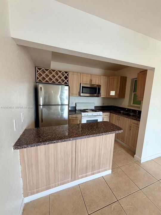 В аренду: $1,700 (0 спален, 1 ванн, 361 Квадратных фут)