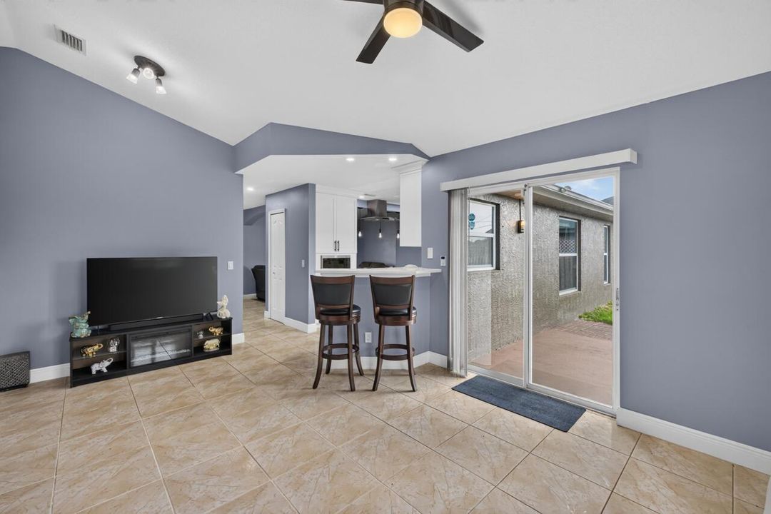 443 Southwest Homeland Rd-016
