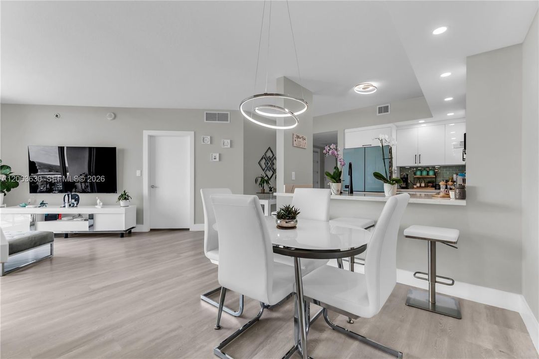На продажу: $449,999 (2 спален, 2 ванн, 1150 Квадратных фут)