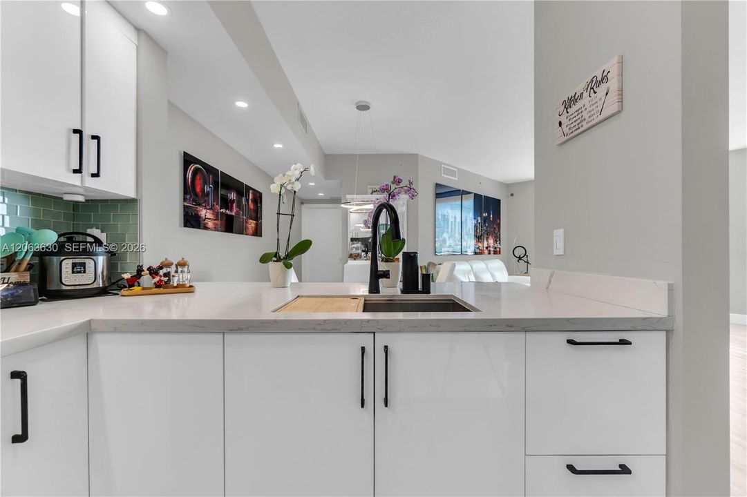 На продажу: $449,999 (2 спален, 2 ванн, 1150 Квадратных фут)