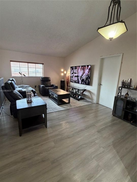 В аренду: $2,400 (2 спален, 2 ванн, 980 Квадратных фут)