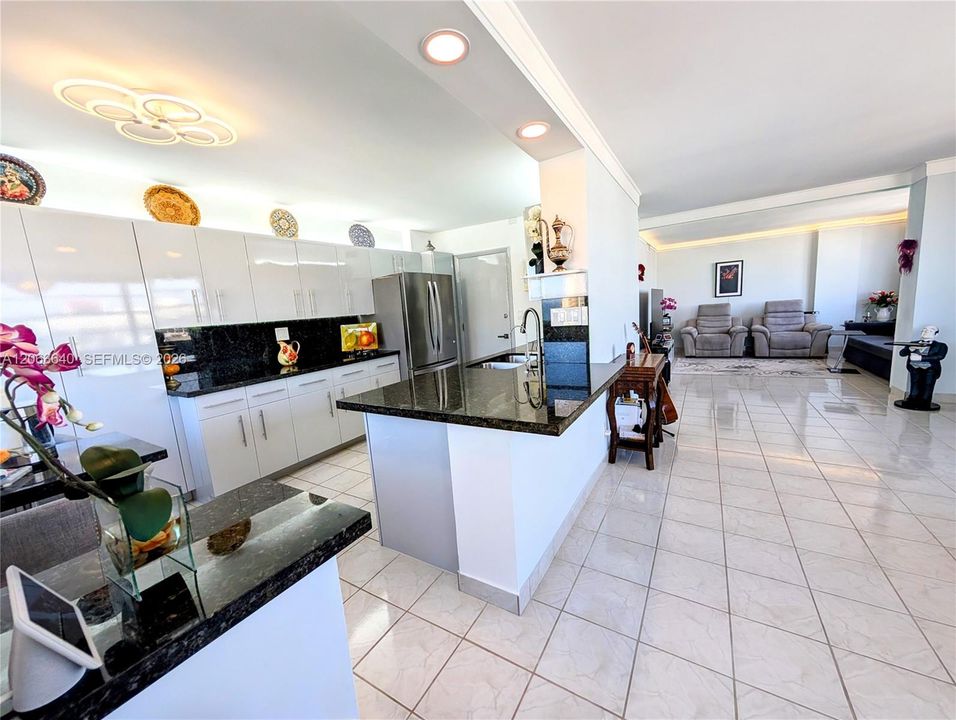 На продажу: $355,000 (2 спален, 2 ванн, 1145 Квадратных фут)