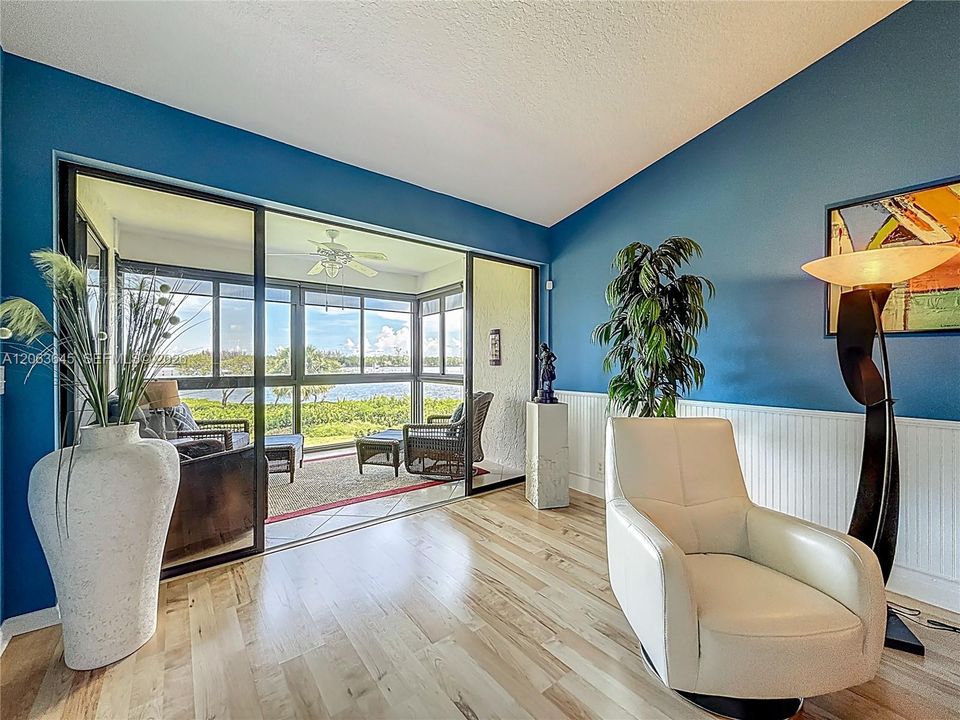 На продажу: $399,900 (2 спален, 2 ванн, 1135 Квадратных фут)