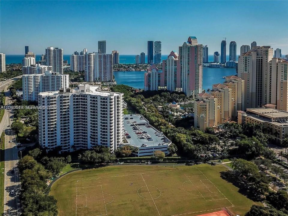 В аренду: $3,200 (2 спален, 2 ванн, 1065 Квадратных фут)