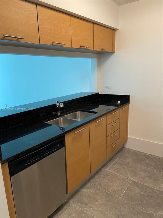 For Rent: $2,800 (1 beds, 1 baths, 775 Square Feet)