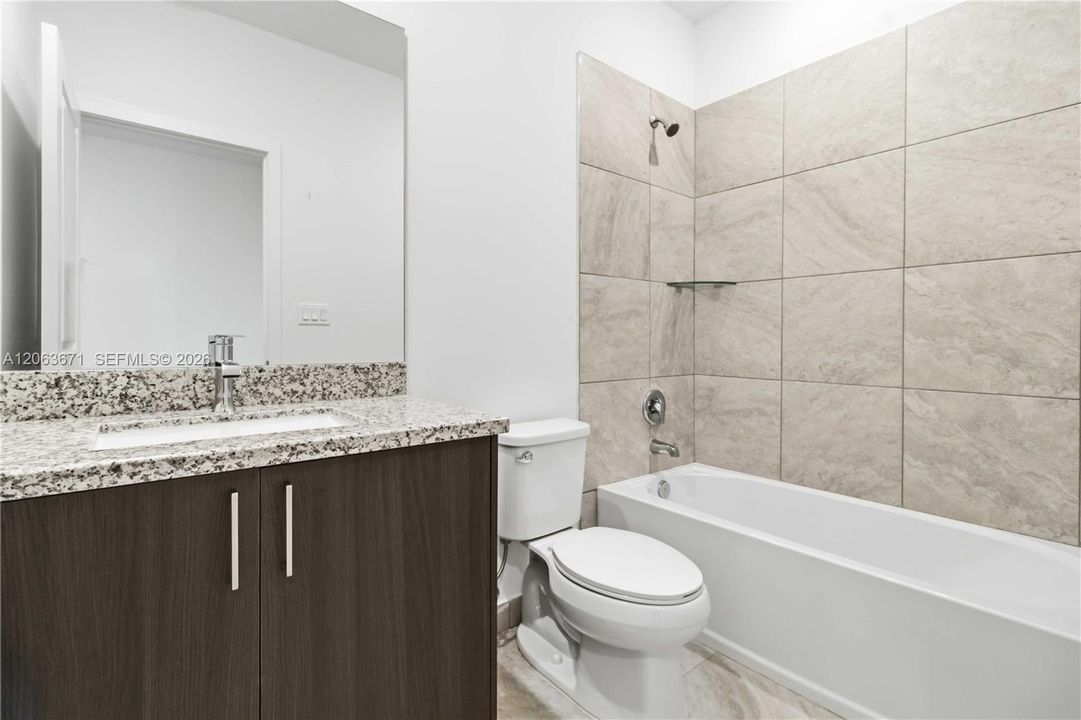 Activo con contrato: $3,500 (4 camas, 3 baños, 1876 Pies cuadrados)