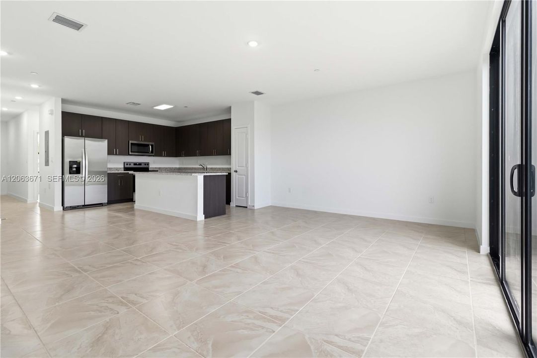 Activo con contrato: $3,500 (4 camas, 3 baños, 1876 Pies cuadrados)