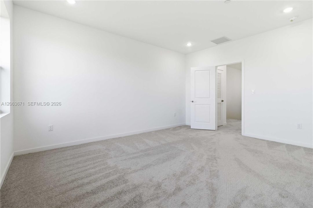 Activo con contrato: $3,500 (4 camas, 3 baños, 1876 Pies cuadrados)