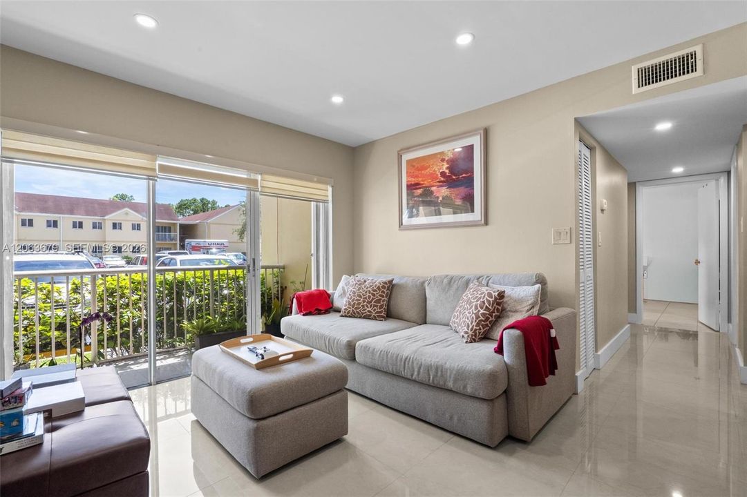 En Venta: $299,000 (2 camas, 2 baños, 960 Pies cuadrados)