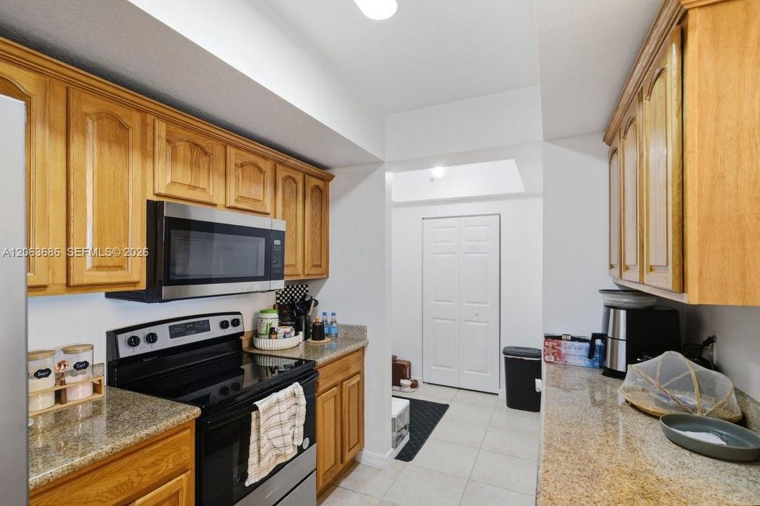 For Sale: $315,000 (1 beds, 1 baths, 742 Square Feet)