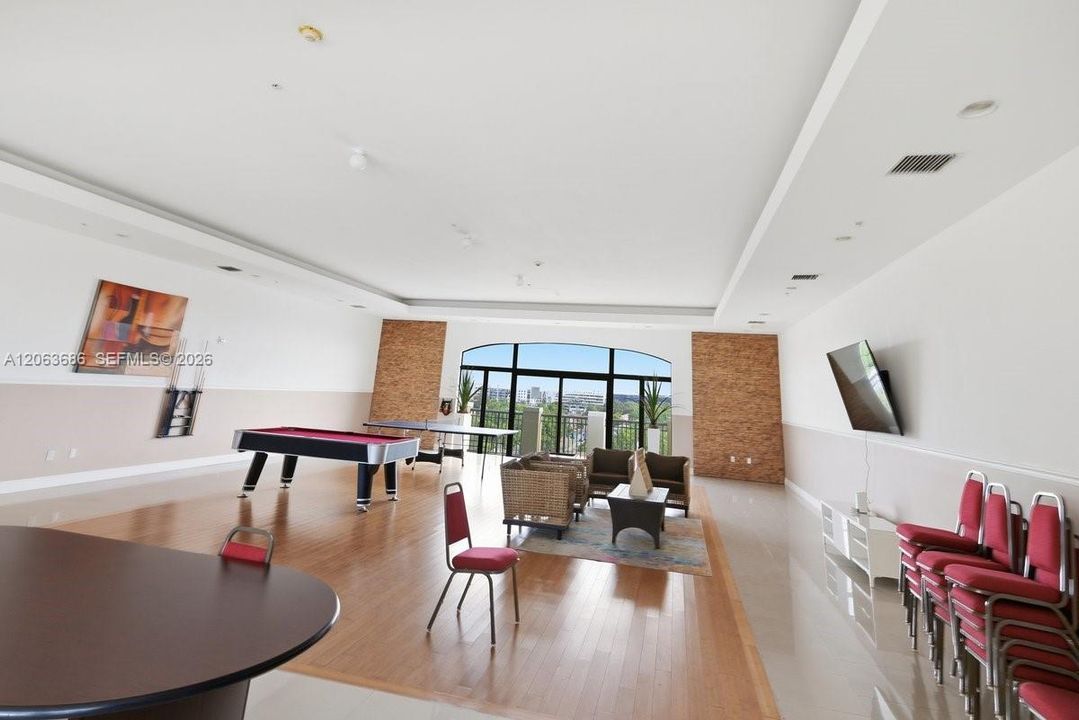 For Sale: $315,000 (1 beds, 1 baths, 742 Square Feet)