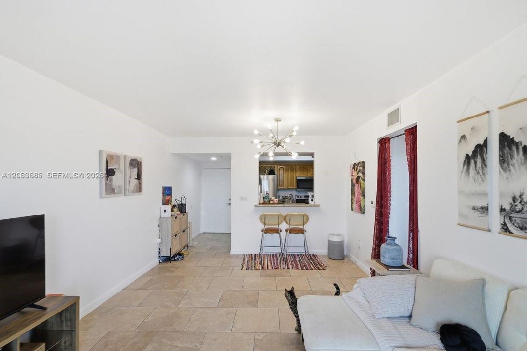 For Sale: $315,000 (1 beds, 1 baths, 742 Square Feet)