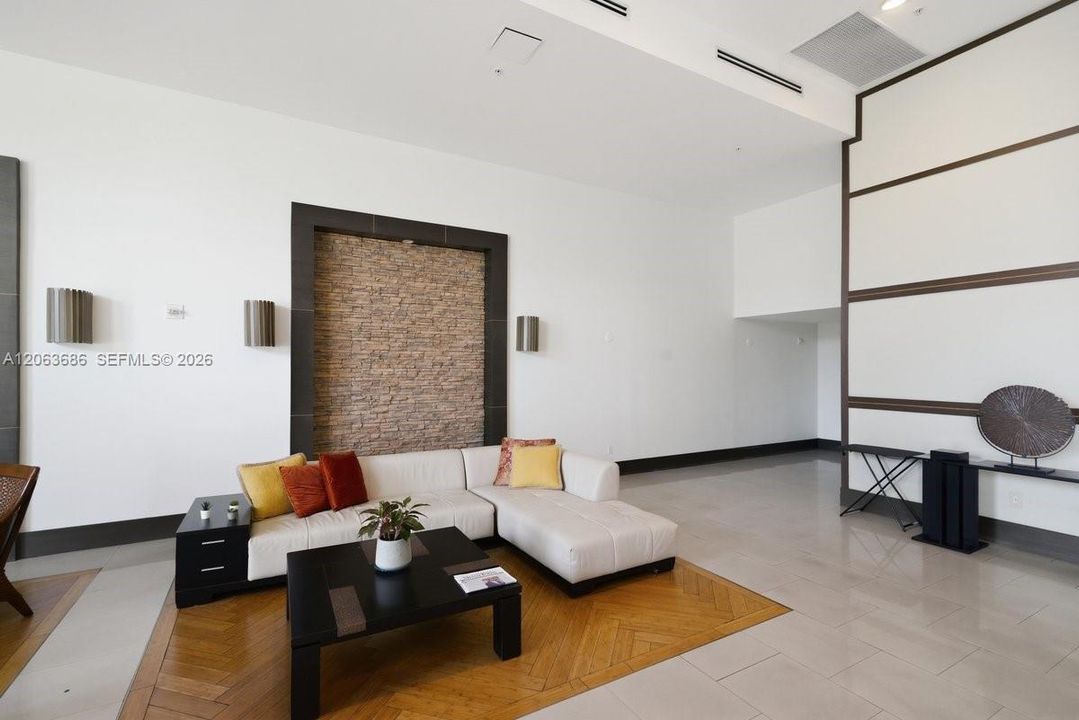 For Sale: $315,000 (1 beds, 1 baths, 742 Square Feet)