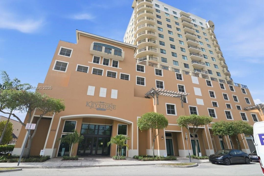 For Sale: $315,000 (1 beds, 1 baths, 742 Square Feet)