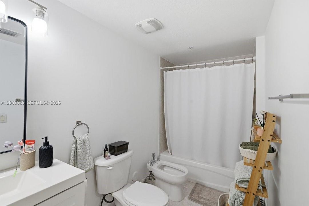 For Sale: $315,000 (1 beds, 1 baths, 742 Square Feet)