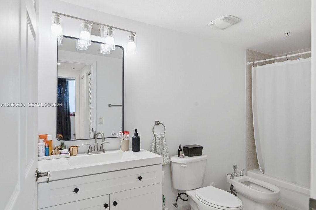 For Sale: $315,000 (1 beds, 1 baths, 742 Square Feet)