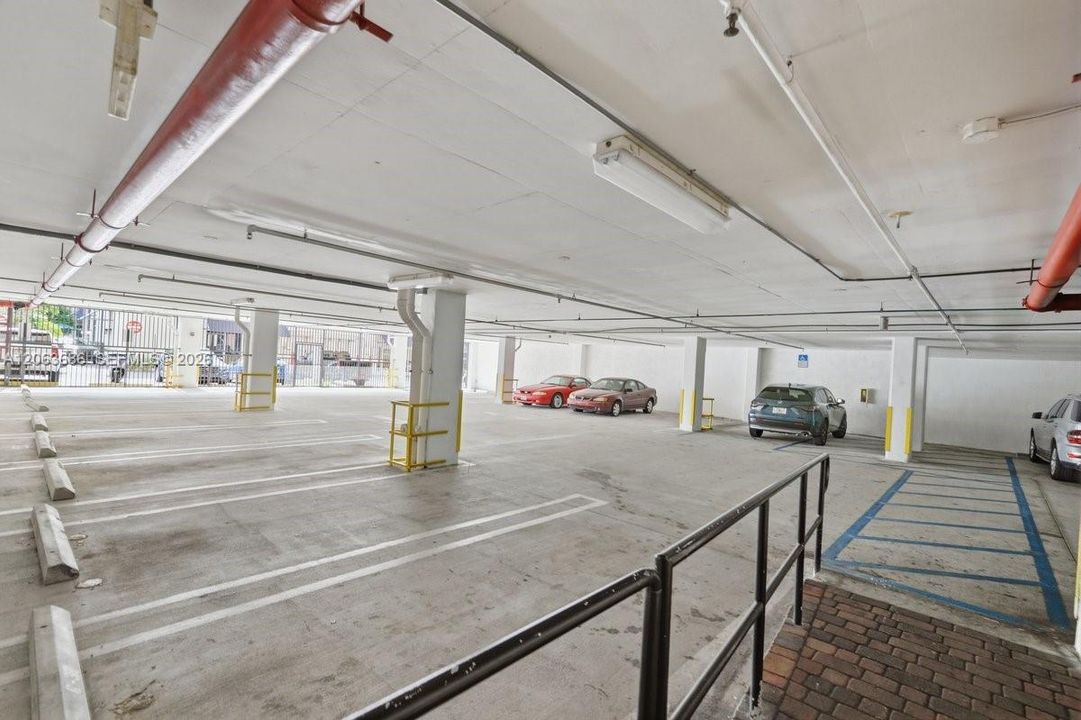 For Sale: $315,000 (1 beds, 1 baths, 742 Square Feet)