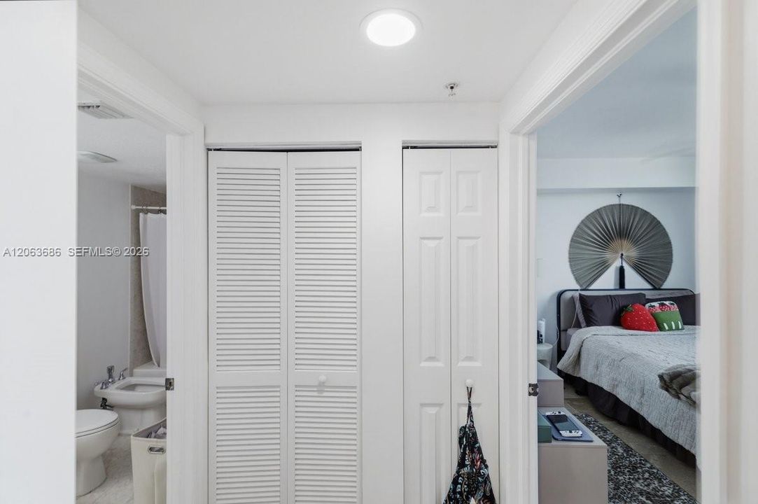 For Sale: $315,000 (1 beds, 1 baths, 742 Square Feet)