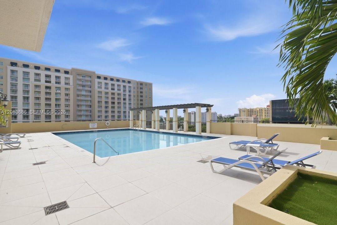 For Sale: $315,000 (1 beds, 1 baths, 742 Square Feet)