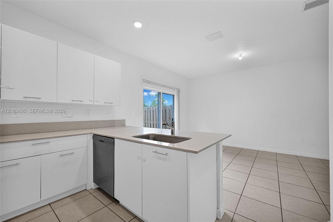 En Renta: $2,950 (3 camas, 2 baños, 1612 Pies cuadrados)