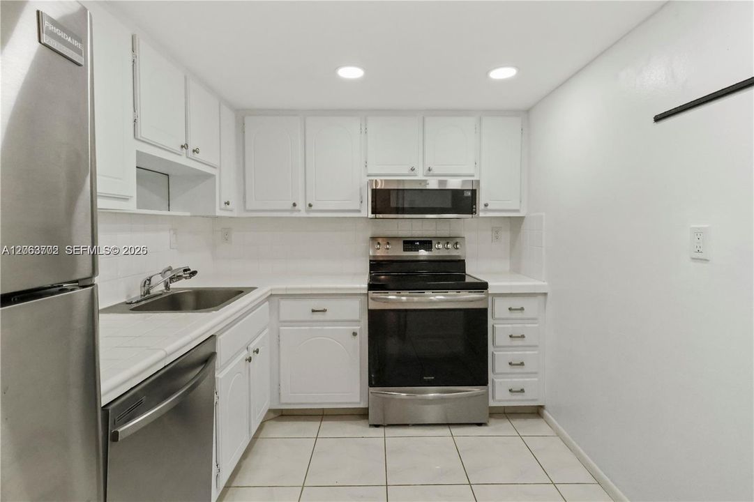 For Sale: $429,000 (1 beds, 1 baths, 900 Square Feet)