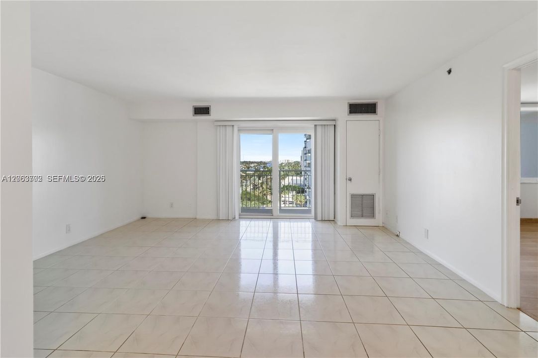For Sale: $429,000 (1 beds, 1 baths, 900 Square Feet)