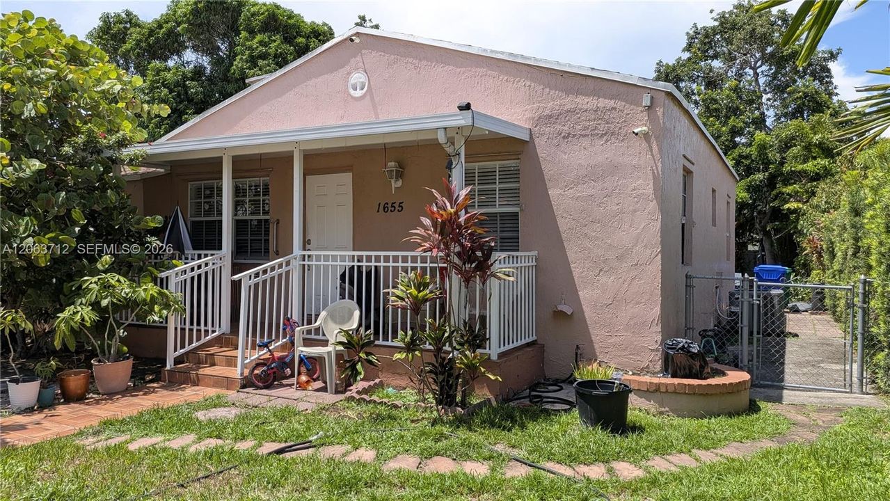 For Sale: $790,000 (2 beds, 1 baths, 1472 Square Feet)