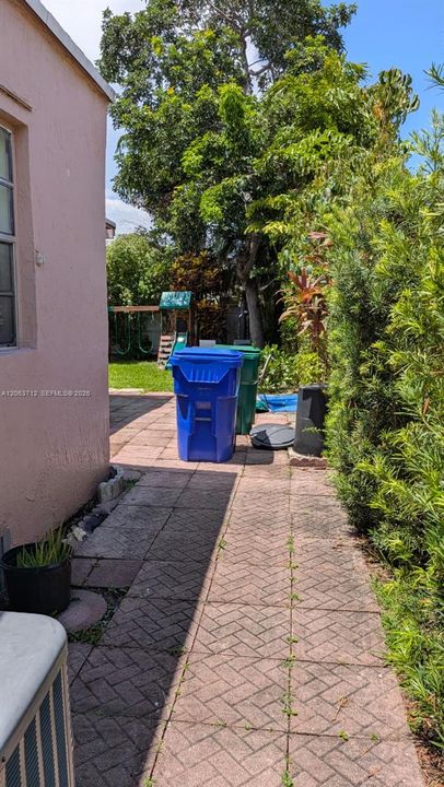 For Sale: $790,000 (2 beds, 1 baths, 1472 Square Feet)