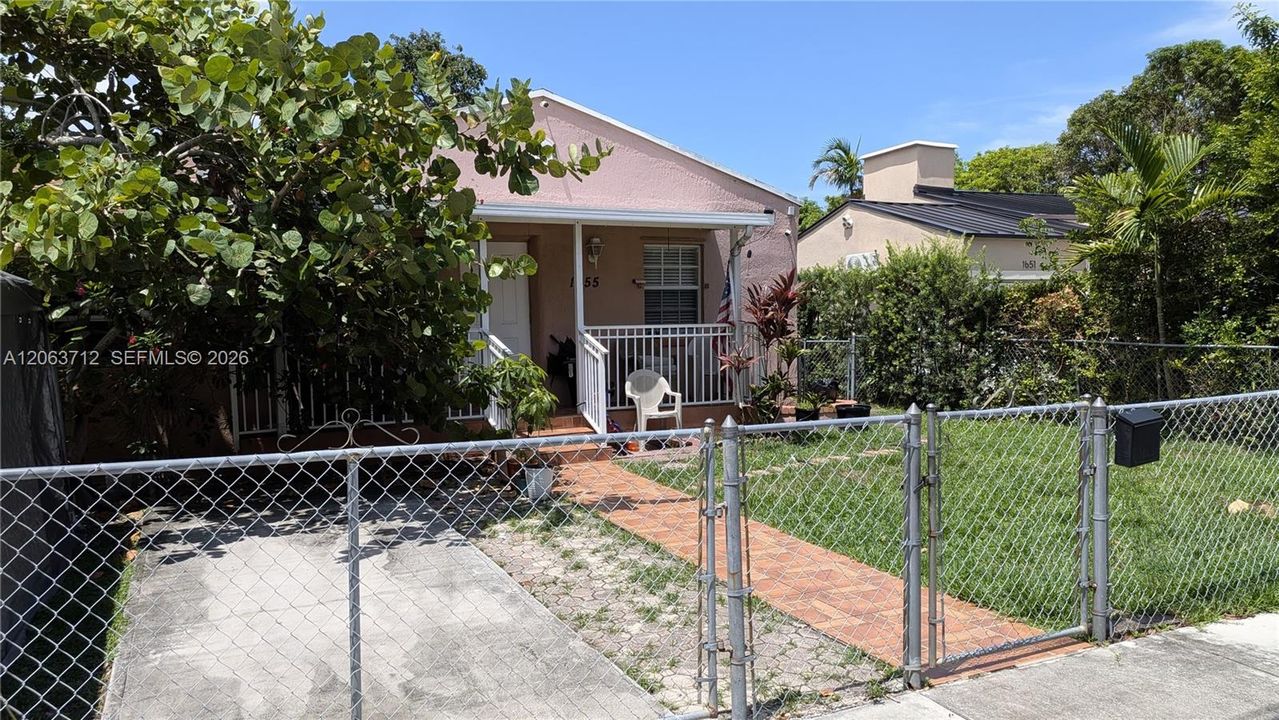 For Sale: $790,000 (2 beds, 1 baths, 1472 Square Feet)