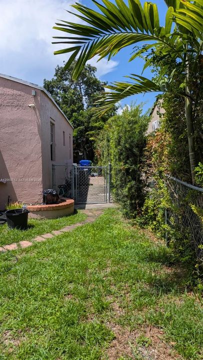 For Sale: $790,000 (2 beds, 1 baths, 1472 Square Feet)