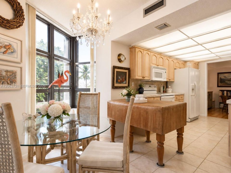 Kitchen & breakfast area