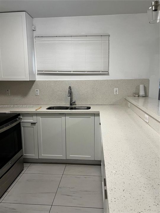 В аренду: $3,600 (4 спален, 2 ванн, 1421 Квадратных фут)