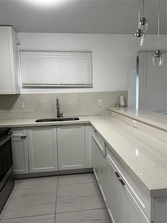 В аренду: $3,600 (4 спален, 2 ванн, 1421 Квадратных фут)