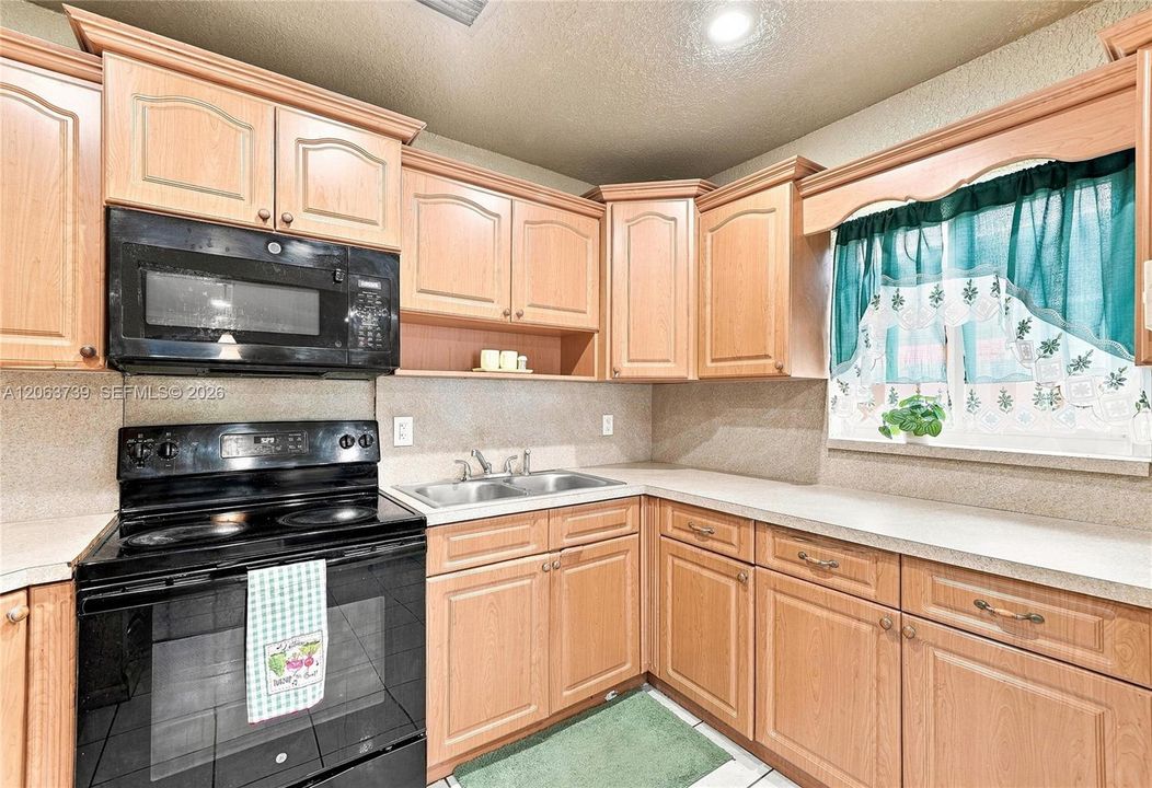 На продажу: $425,000 (3 спален, 2 ванн, 1596 Квадратных фут)