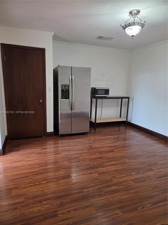 For Rent: $1,200 (1 beds, 1 baths, 1577 Square Feet)