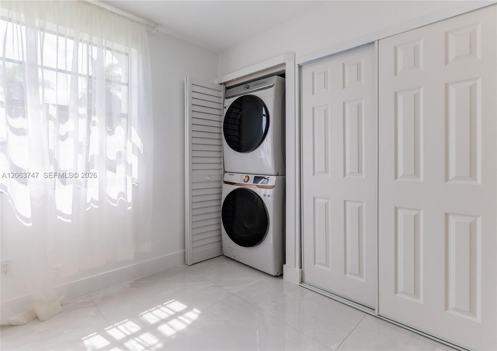 В аренду: $3,850 (3 спален, 2 ванн, 1143 Квадратных фут)