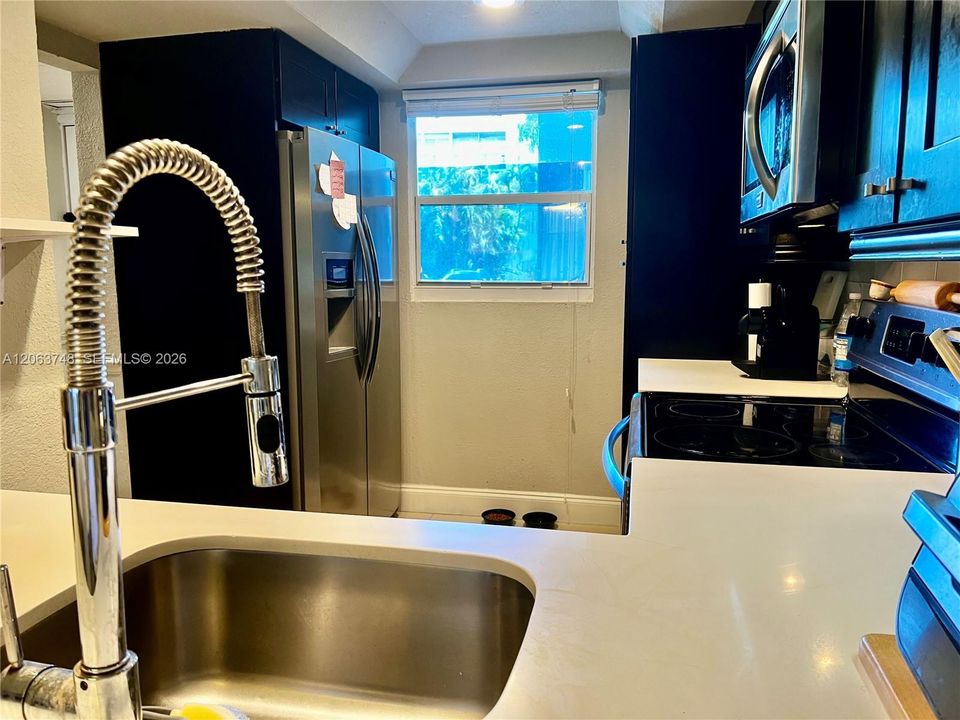 На продажу: $164,900 (2 спален, 2 ванн, 975 Квадратных фут)