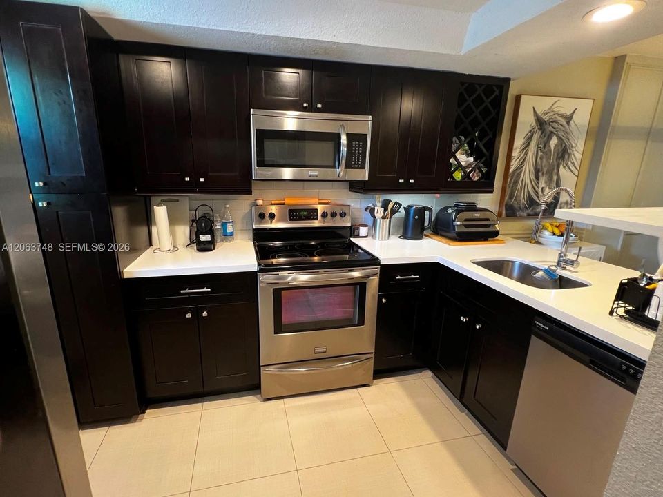 На продажу: $164,900 (2 спален, 2 ванн, 975 Квадратных фут)