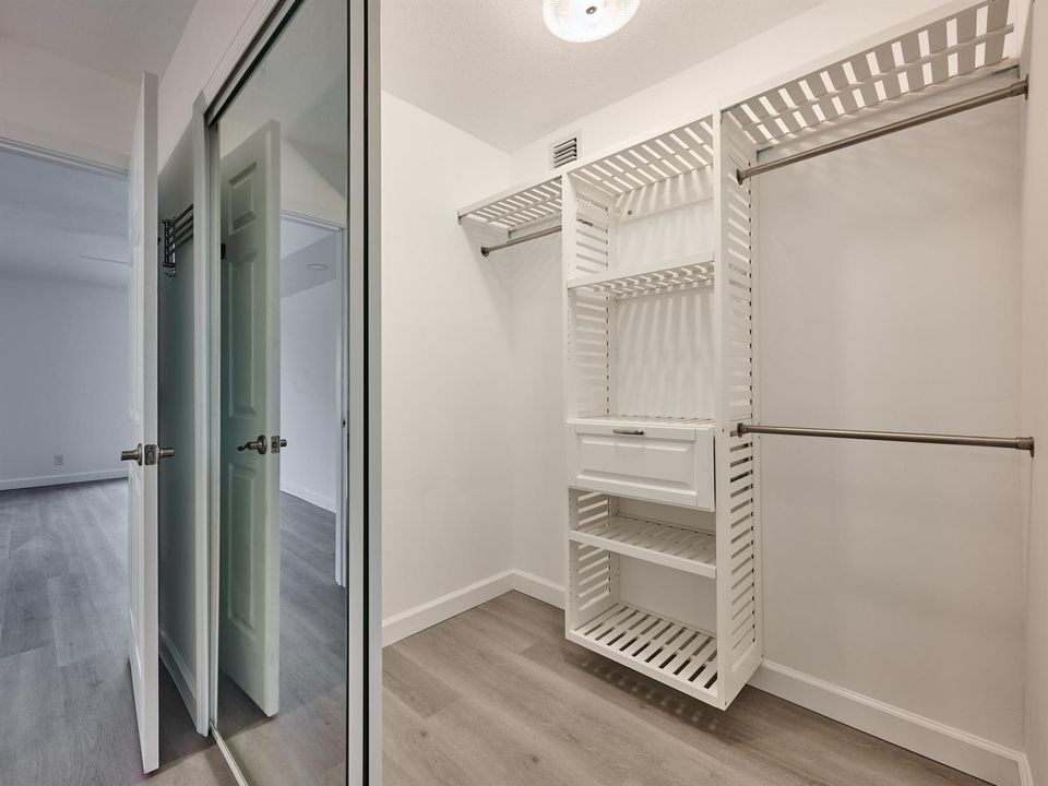 CUSTOM CLOSETS