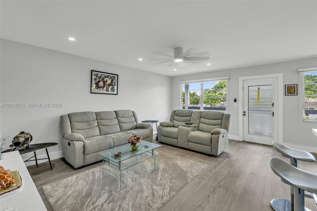 For Sale: $235,000 (2 beds, 2 baths, 1000 Square Feet)