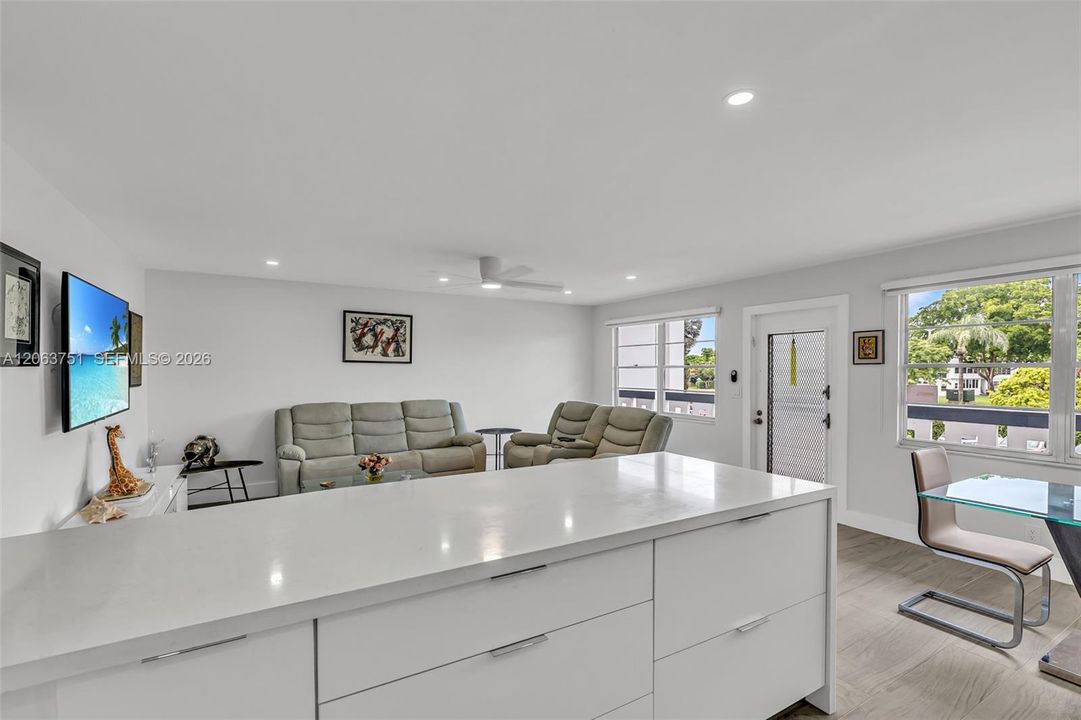 For Sale: $235,000 (2 beds, 2 baths, 1000 Square Feet)