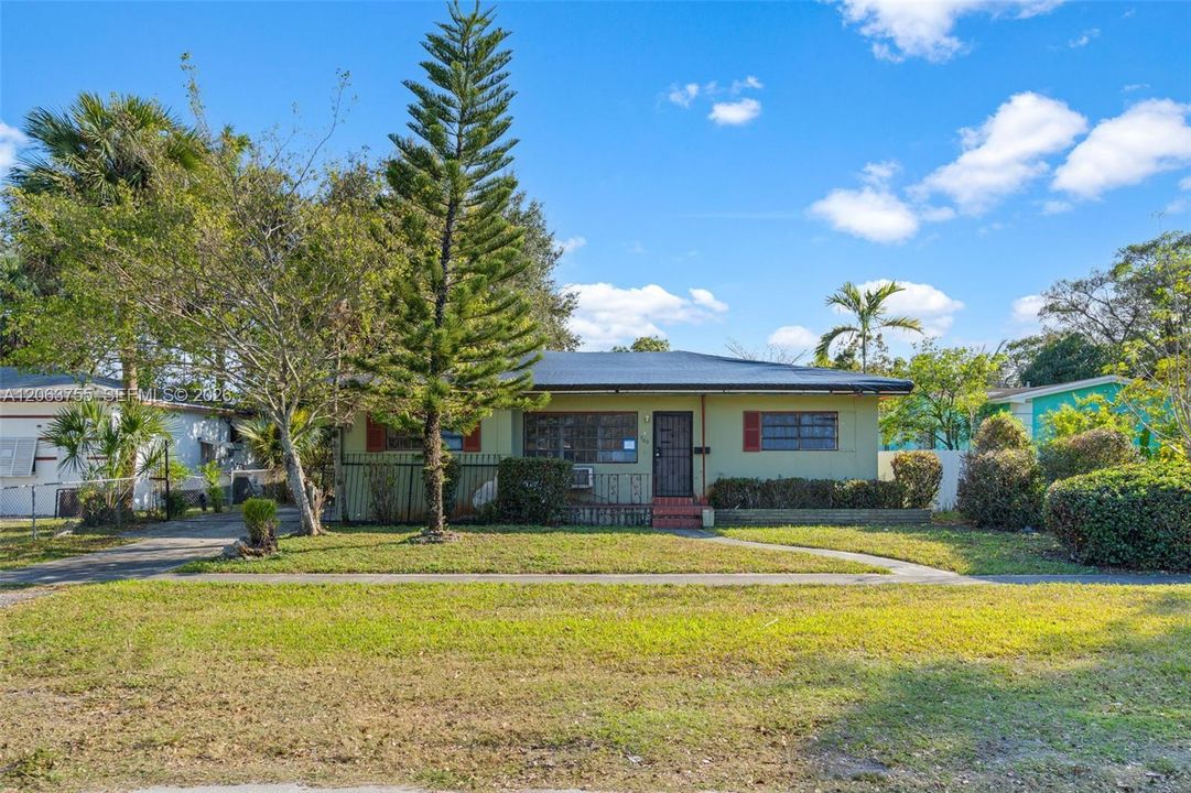 Activo con contrato: $429,000 (3 camas, 2 baños, 1816 Pies cuadrados)