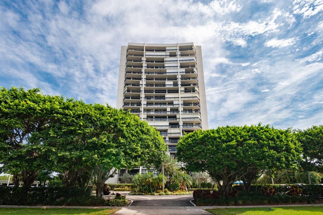 © Clark- 2400 Presidential Way 1505-025