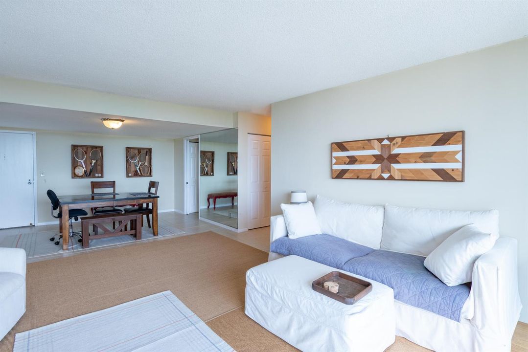© Clark- 2400 Presidential Way 1505-008