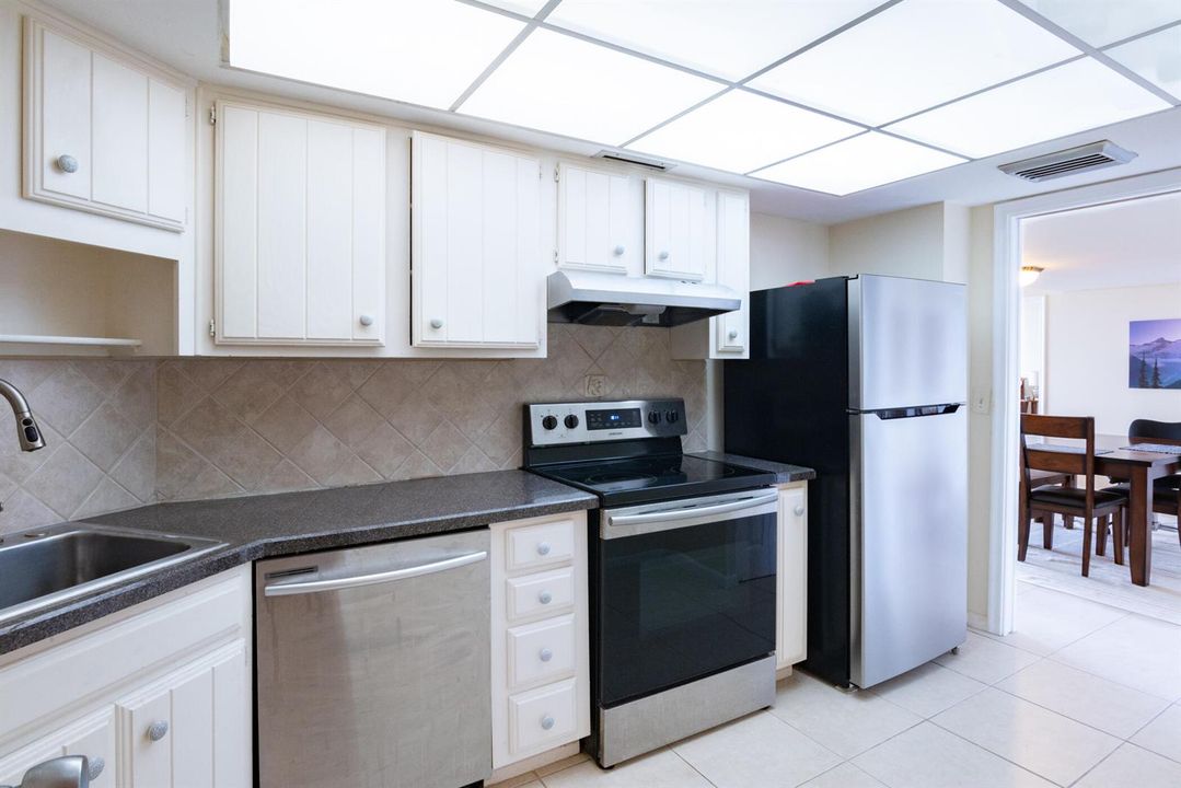 © Clark- 2400 Presidential Way 1505-010