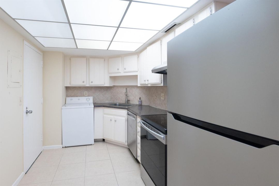 © Clark- 2400 Presidential Way 1505-012