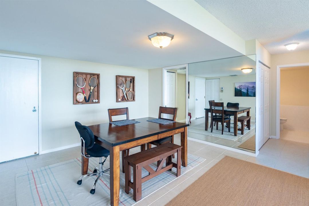 © Clark- 2400 Presidential Way 1505-006