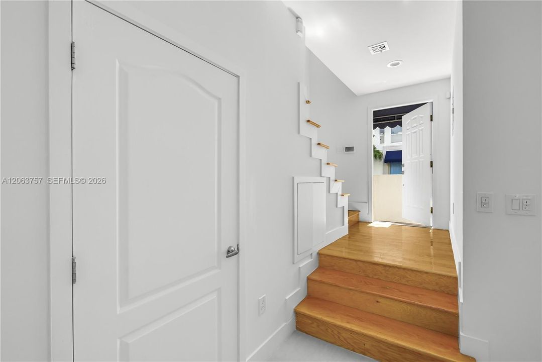 В аренду: $3,750 (2 спален, 1 ванн, 850 Квадратных фут)