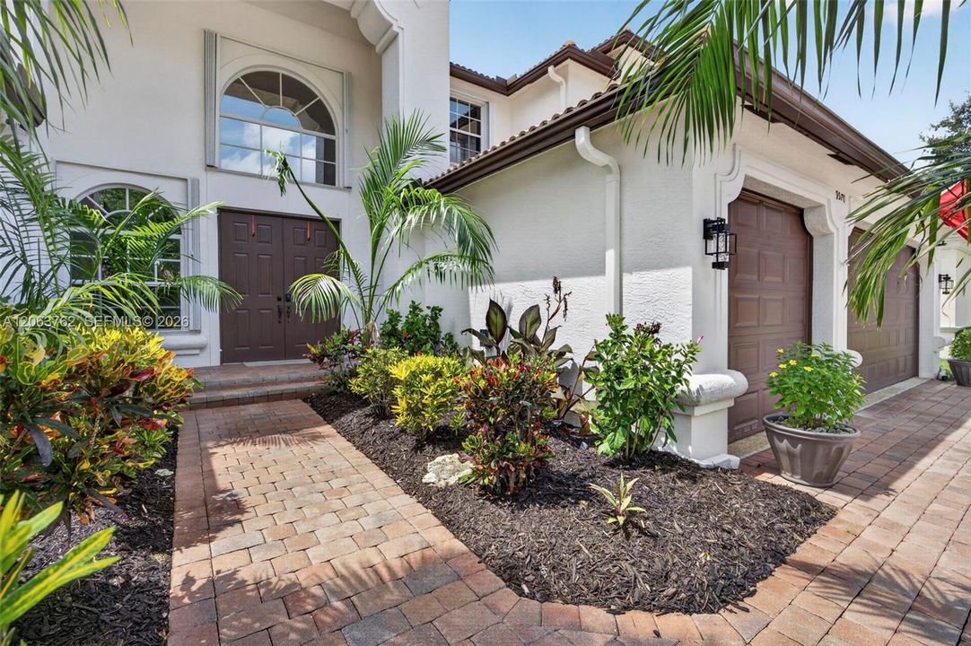 For Sale: $1,050,000 (5 beds, 4 baths, 3818 Square Feet)
